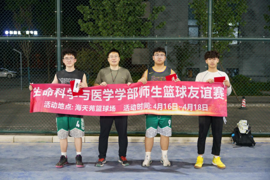 篮球解说员风采独特，为比赛增添看点