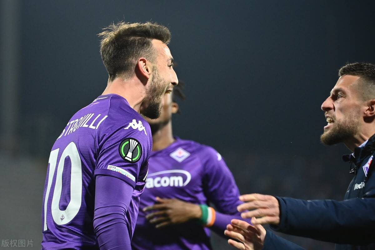 包含佛罗伦萨队客场逼平帕尔马，保持不败的词条